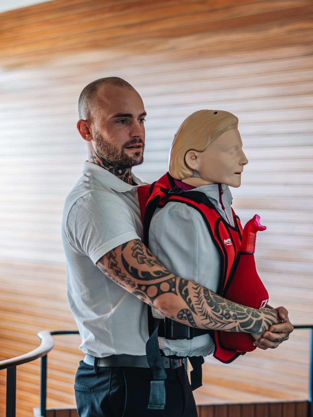 Training des Heimlich-Handgriffs mit Übungsweste